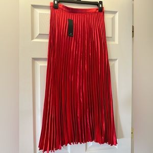 MIDI pleated red silk skirt. Brand new with tags. From Lulu’s. Size small.